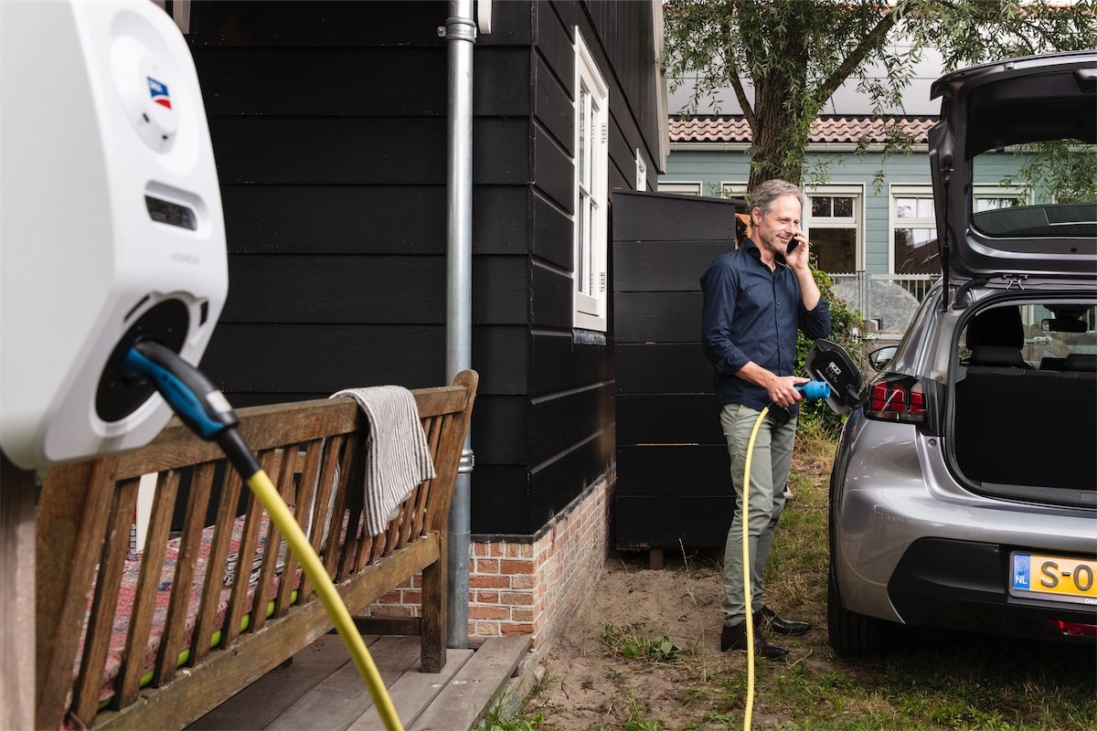 Man die auto laadt met SMA laadpaal